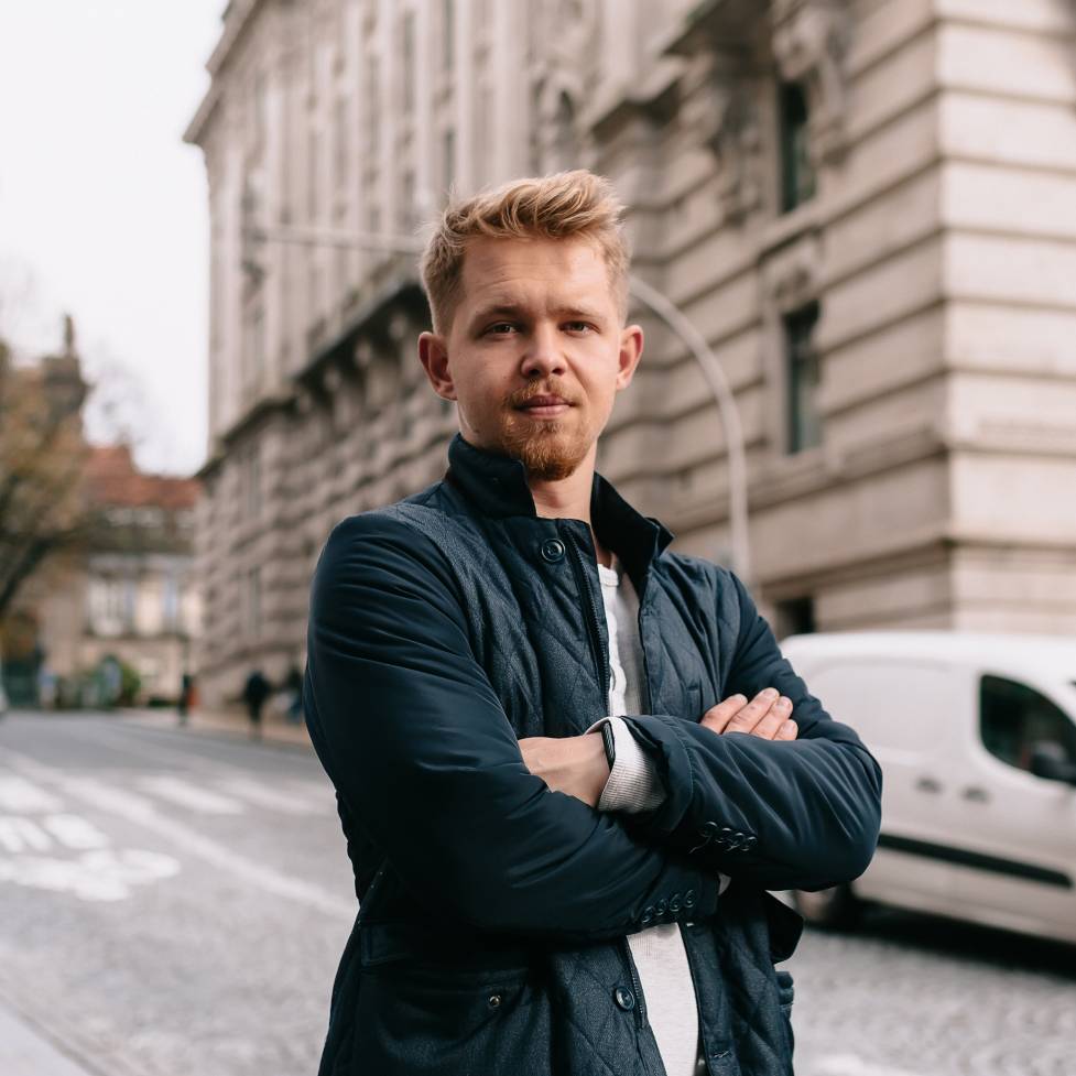 outside-portrait-young-handsome-man-with-blond-hair-blues-eyes-wearing-blues-jacket-is-looking-camera-european-street-sunny-warm-spring-day (1)